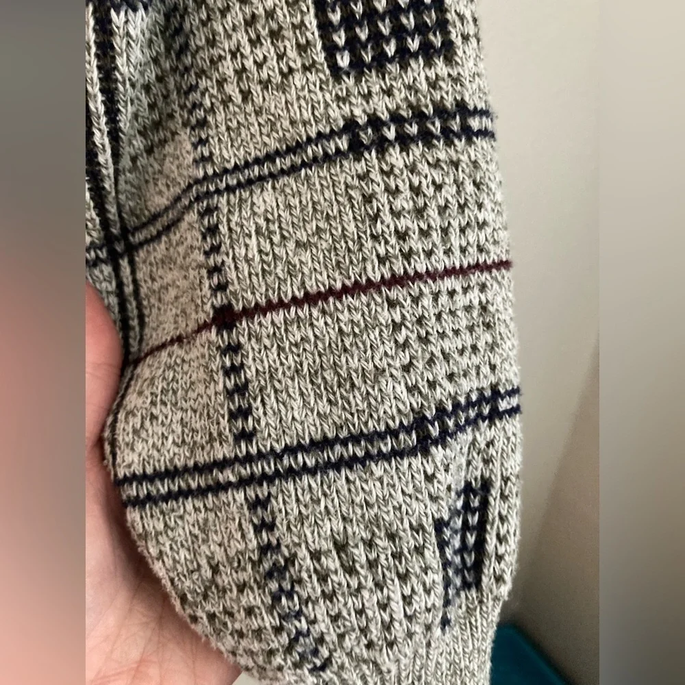 Roundtree & Yorke sweater good